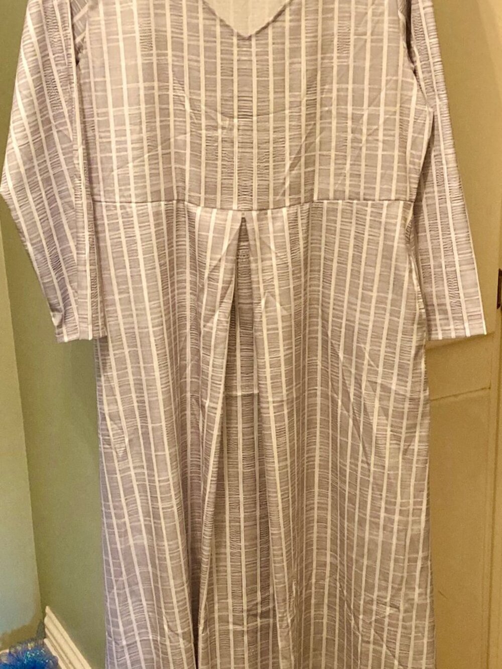 LADIES SIZE MEDIUM "MOO MOO" DRESS-OFF GRAY COLOR & IT HAS POCKETS!